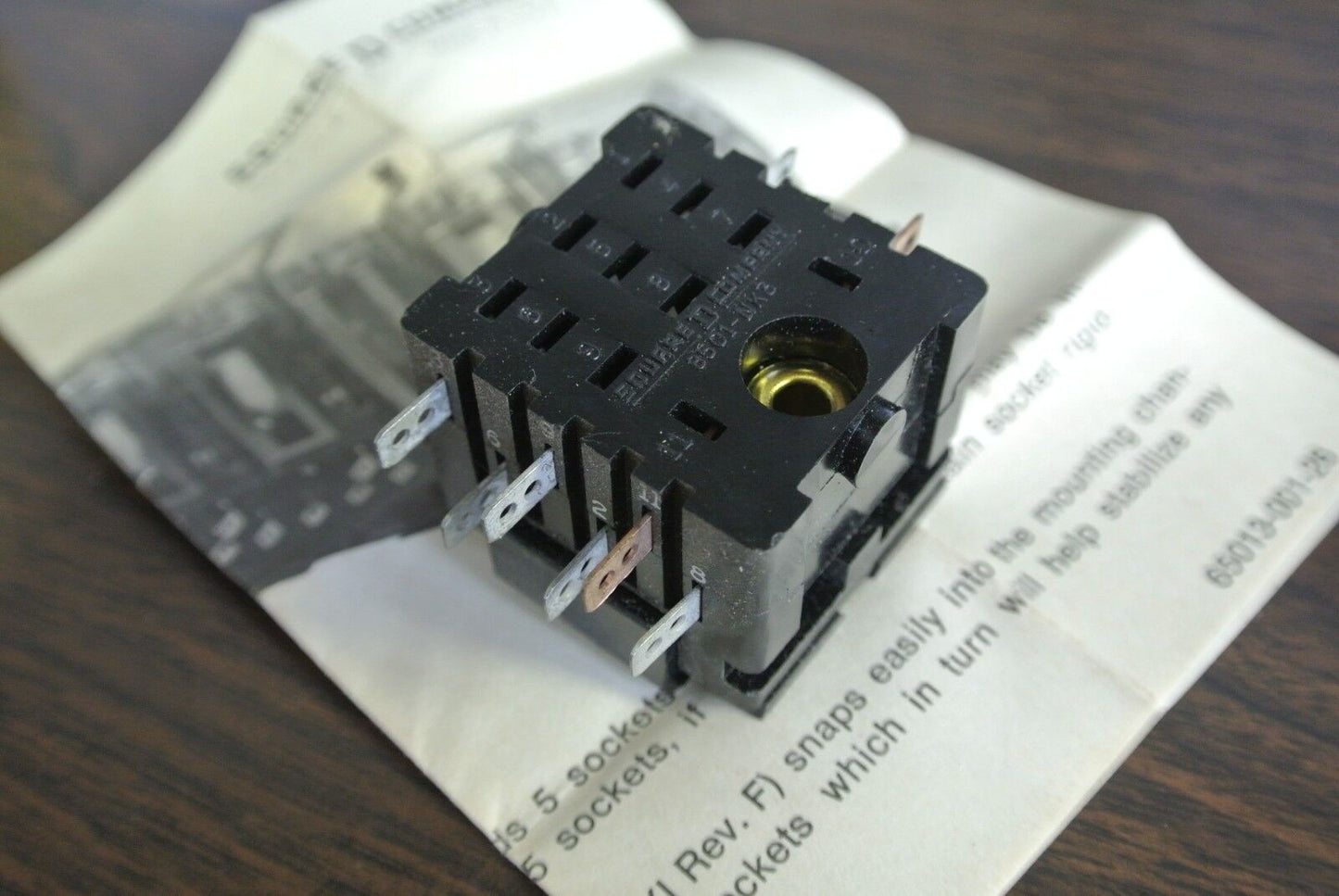 SQUARE D NK-3T - Series C - TRACK-MOUNTED SOCKET - NEW SURPLUS