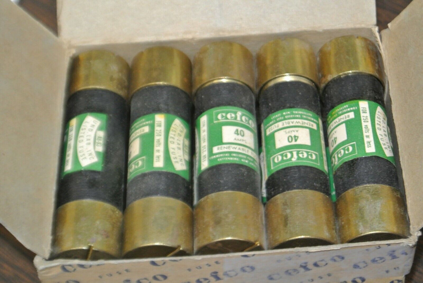 BOX of 10 CEFCO REN40 RENEWABLE FUSE / 40A / 250V / NEW SURPLUS CAPACITY 35-60A
