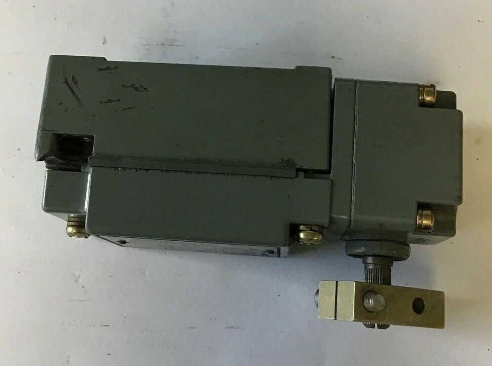 CUTLER HAMMER E50SB SER.A2 A600 LIMIT SWITCH W/ E50DD1 SWITCH HEAD.