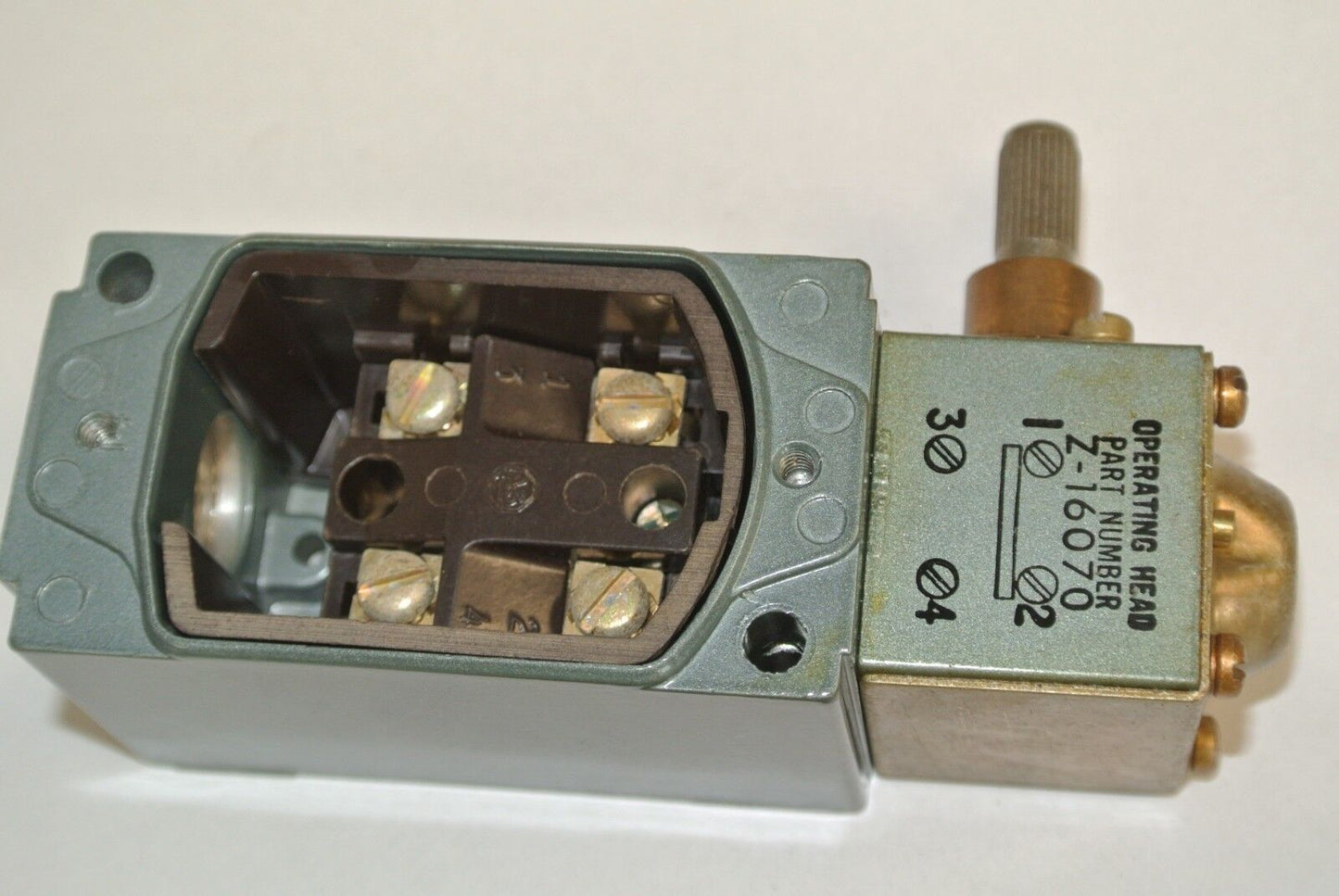 ALLEN-BRADLEY 802T-H2 / OILTIGHT LIMIT SWITCH / SPRING RETURN / NEW SURPLUS