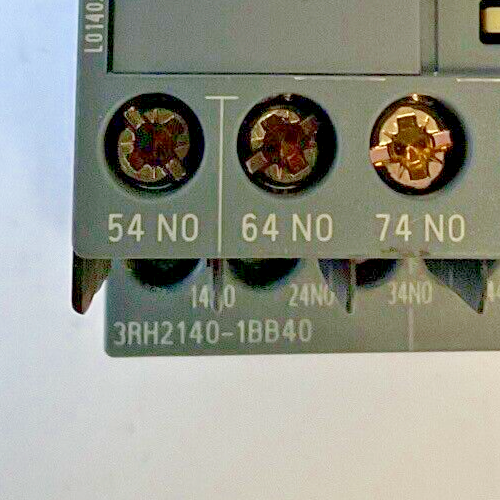 SIEMENS 3RH2140-1BB40 CONTACTOR W/33R2911-1GA40 AUX CONTACT 50/60HZ