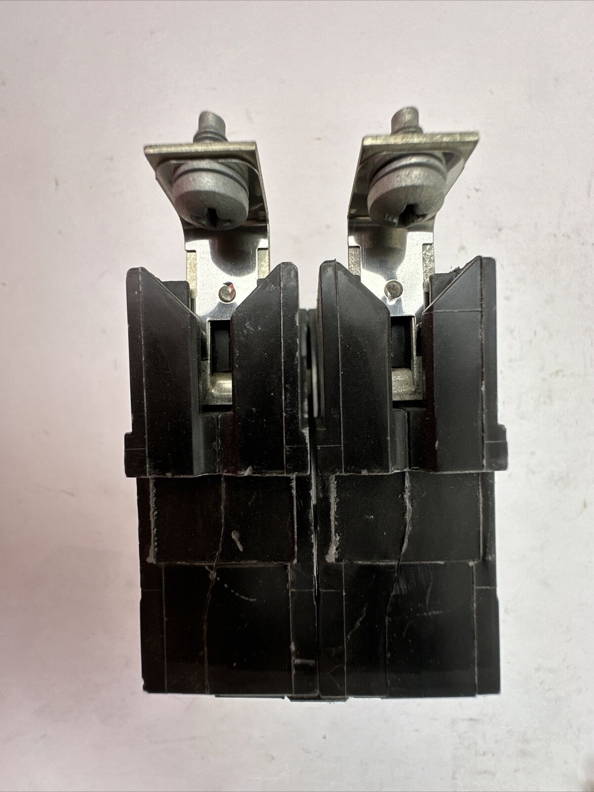 GE THQB2130 CIRCUIT BREAKER 30AMP 2POLE 120/240VAC HAS CRACKED/CHIPPED PLASTIC
