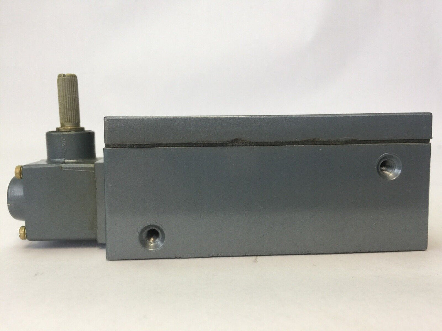 ALLEN BRADLEY 802X-A4W2 LIMIT SWITCH 600VAC 7200VA 720VA SERIES C NEMA TYPE 4