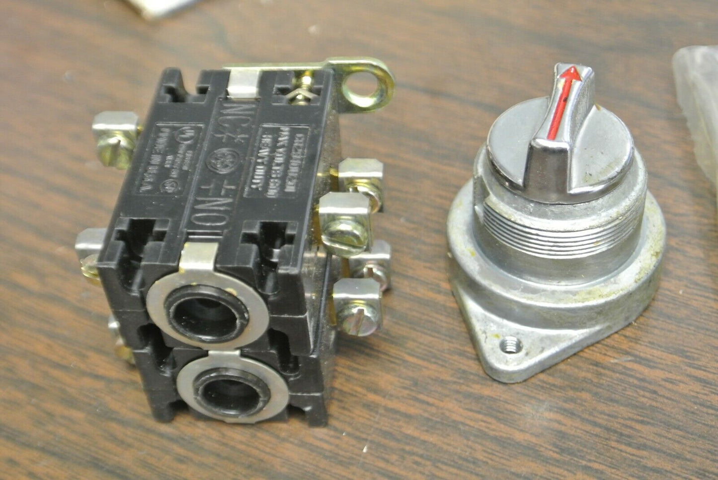 GENERAL ELECTRIC CR2940UB203M HD OILTIGHT SELECTOR SWITCH / RED / NEW SURPLUS