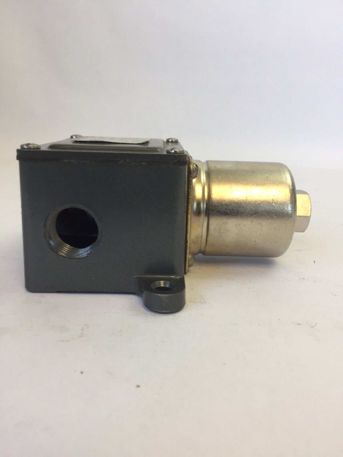 UNITED ELECTRIC J6 9508 142 PRESSURE SWITCH 15A 125/250VAC 1/8HP 125VAC 1/4HP