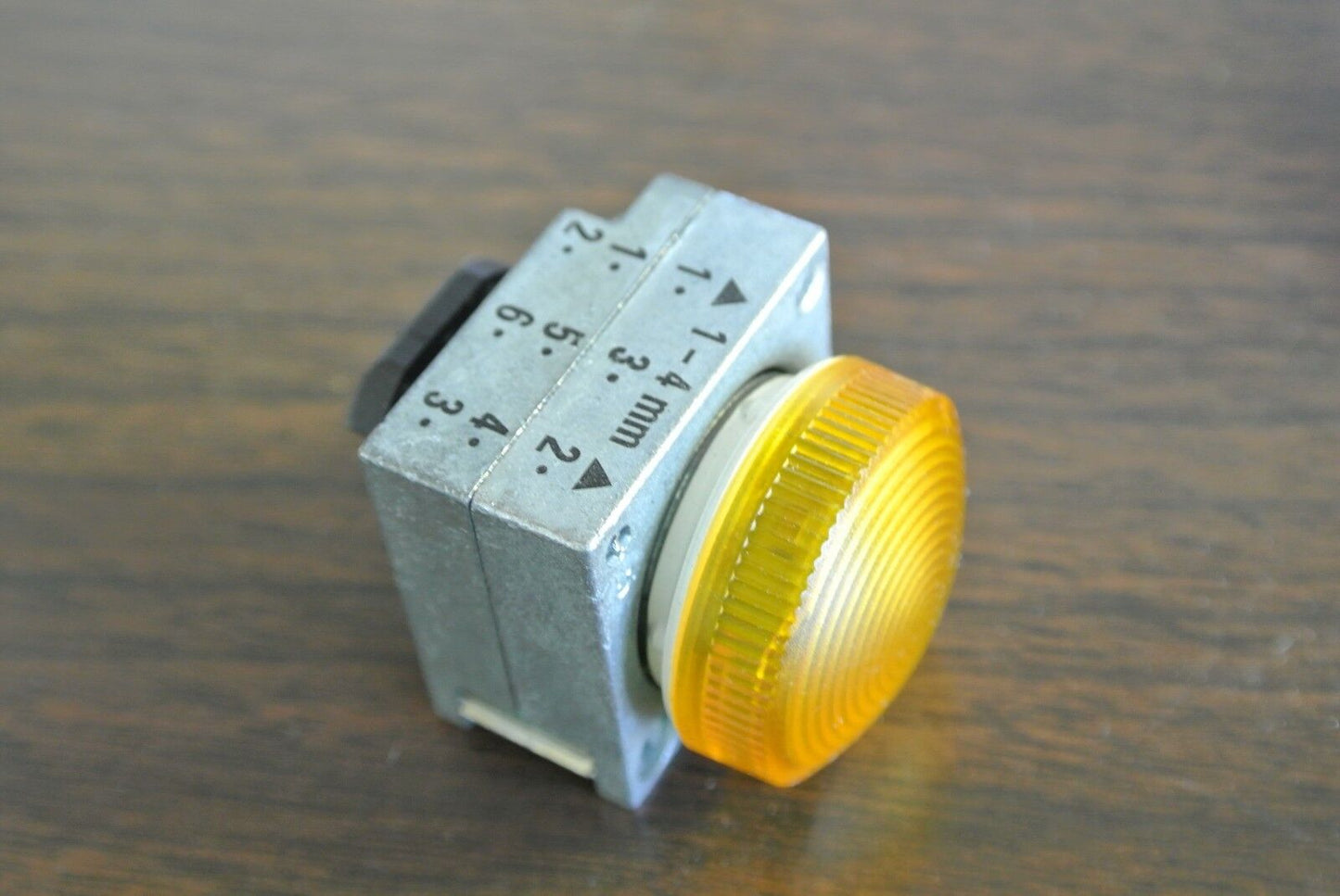 SIEMENS 3SB3501-6BA00 - PILOT LIGHT w/ CONC. RING - AMBER - NEW SURPLUS
