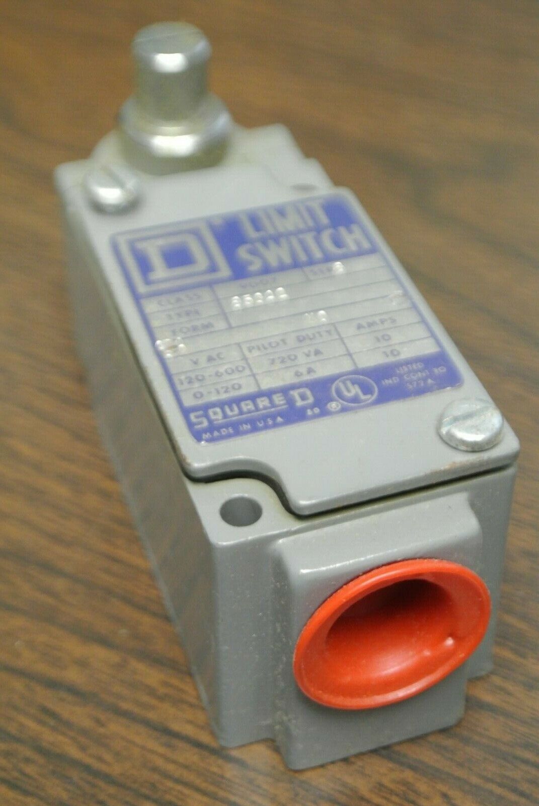 SQUARE D B53A2 HEAVY DUTY LIMIT SWITCH / 0-600V / 10A / NEW SURPLUS
