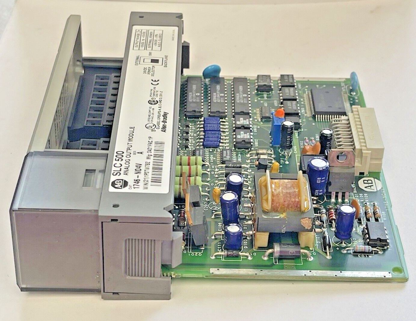 ALLEN BRADLEY - 1746-N04V SER. A - SLC 500 ANALOG OUTPUT MODULE - 24VDC PWR SELE