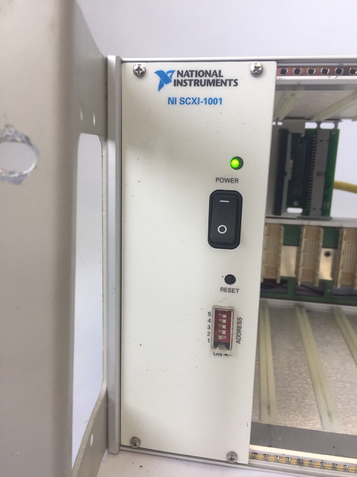 NATIONAL INSTRUMENTS SCXI-1001 12 SOLT CHASSIS 100/120/220/240VAC 1.7/1.5/0.8A