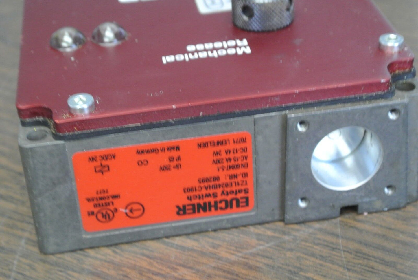 EUCHNER TZ1LE024BHA-C1903 SOLENOID LOCKING SAFETY INTERLOCK SWITCH / 24VAC/DC /