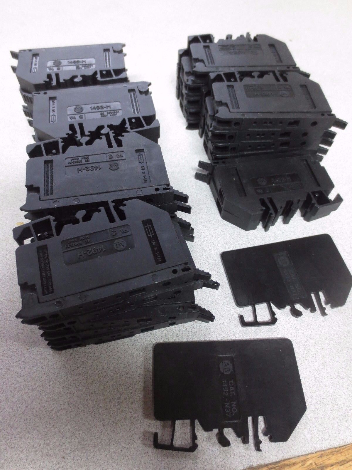 ALLEN-BRADLEY 1492-H TERMINAL BLOCK (22 Pcs) + 1492-N37 END BARRIER (2 Pcs)