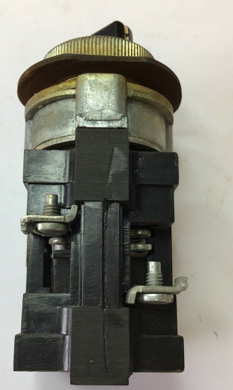 CUTLER HAMMER 10250H421A12 SELECTOR SWITCH 600V 2POS OILTIGHT