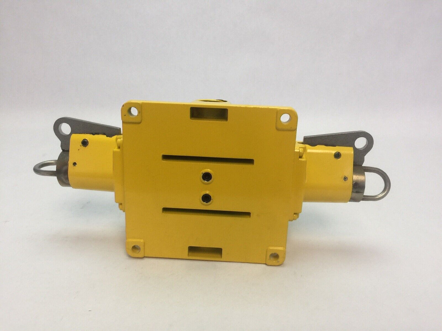 REES 04954-214 CABLE OPERATED SWITCH DOUBLE END LATCH PLATE 25# TRIP FORCE *2NO/