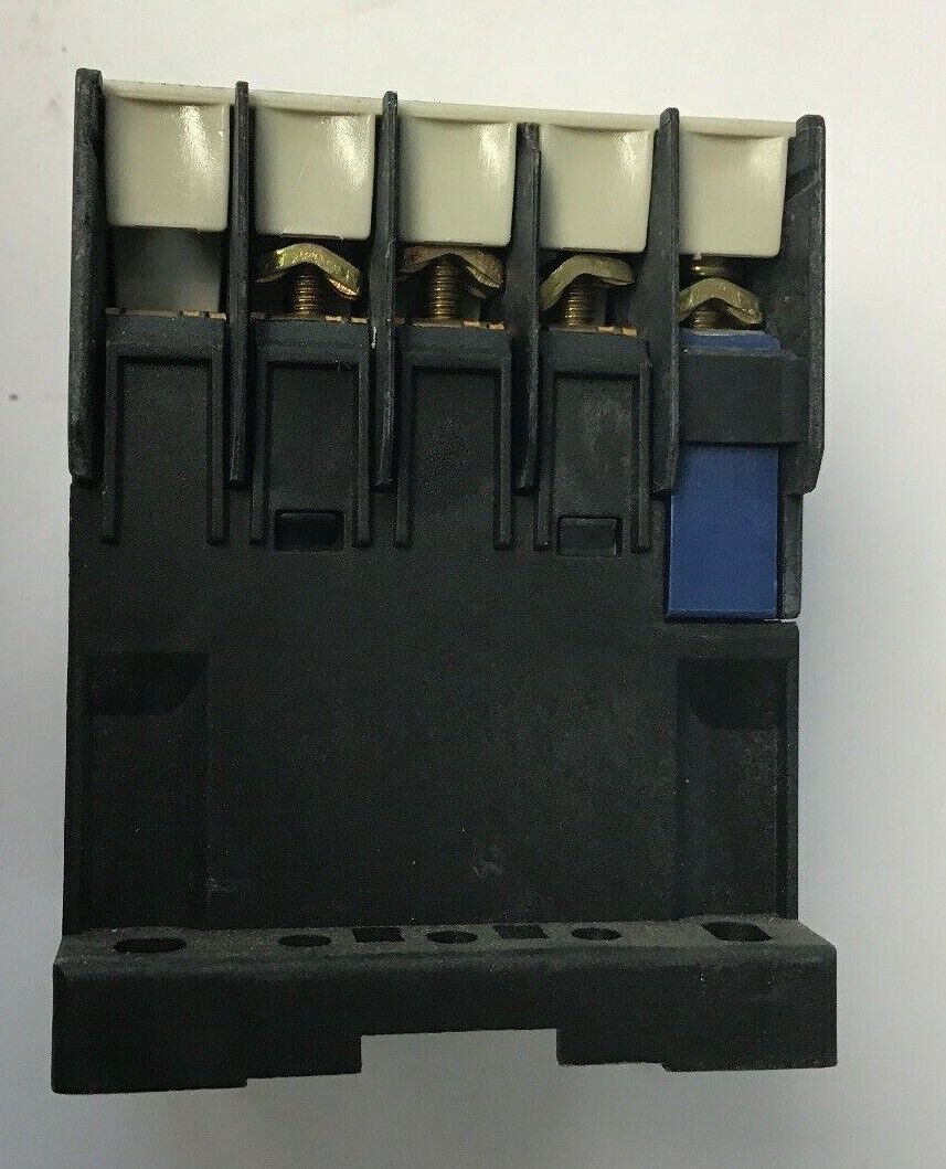 TELEMECANIQUE CA2-KN40 RELAY 110V 50/60HZ