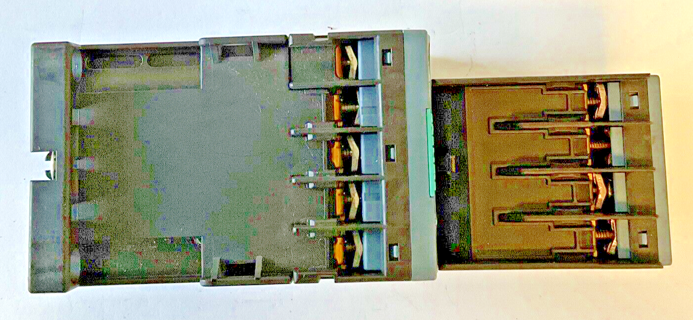SIEMENS 3RH2140-1BB40 CONTACTOR W/33R2911-1GA40 AUX CONTACT 50/60HZ
