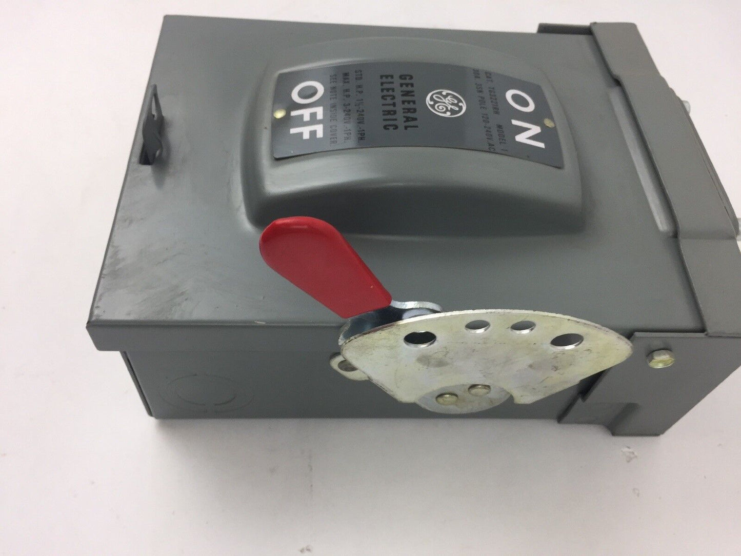 GE TG3221RH GENERAL DUTY SAFETY SWITCH 3SN POLES 120-240 VOLTS 240AC 30AMPS