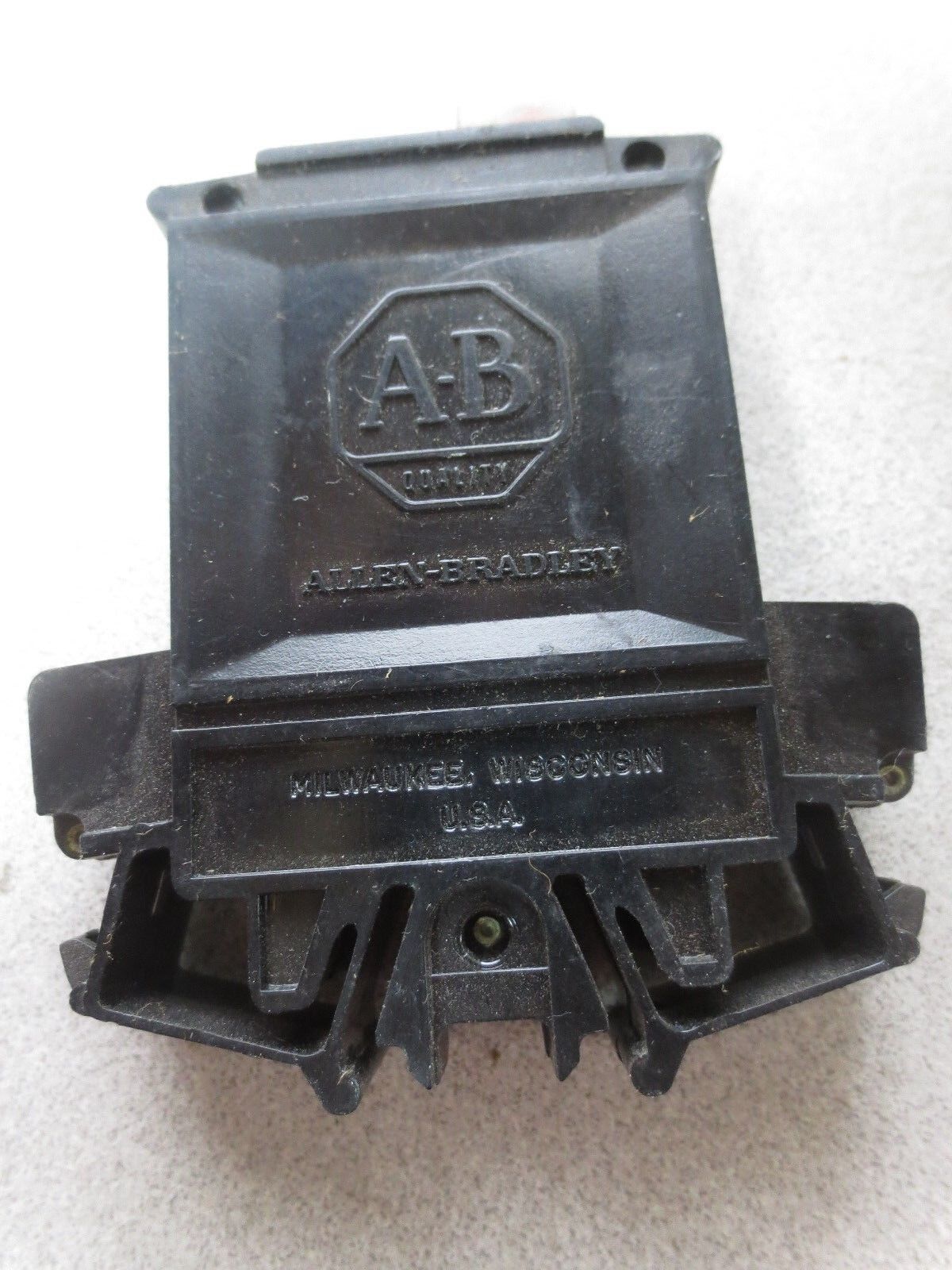 ALLEN-BRADLEY 1492-G100 Ser. B CIRCUIT BREAKER 10A, 250VAC MAX