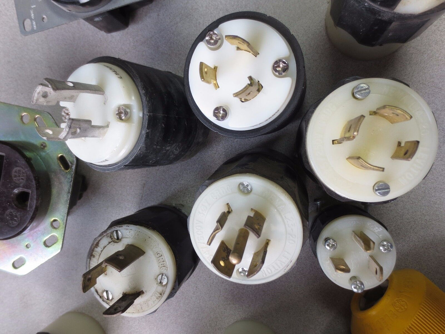MIXED LOT of ELECTRICAL PLUGS and RECEPTACLES - VERY GOOD - LOT of 18
