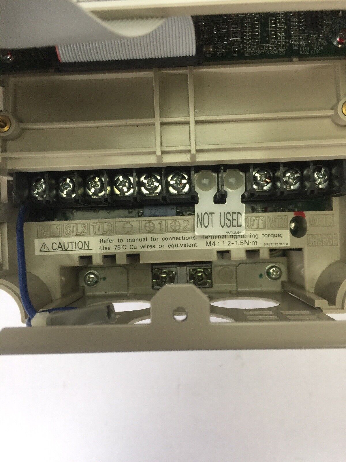 YASKAWA CIMR-E7U42P2 VARISPEED V7 INPUT 380-480 V 6.4A OUTPUT 0-480V 5.3A 4.0kVA