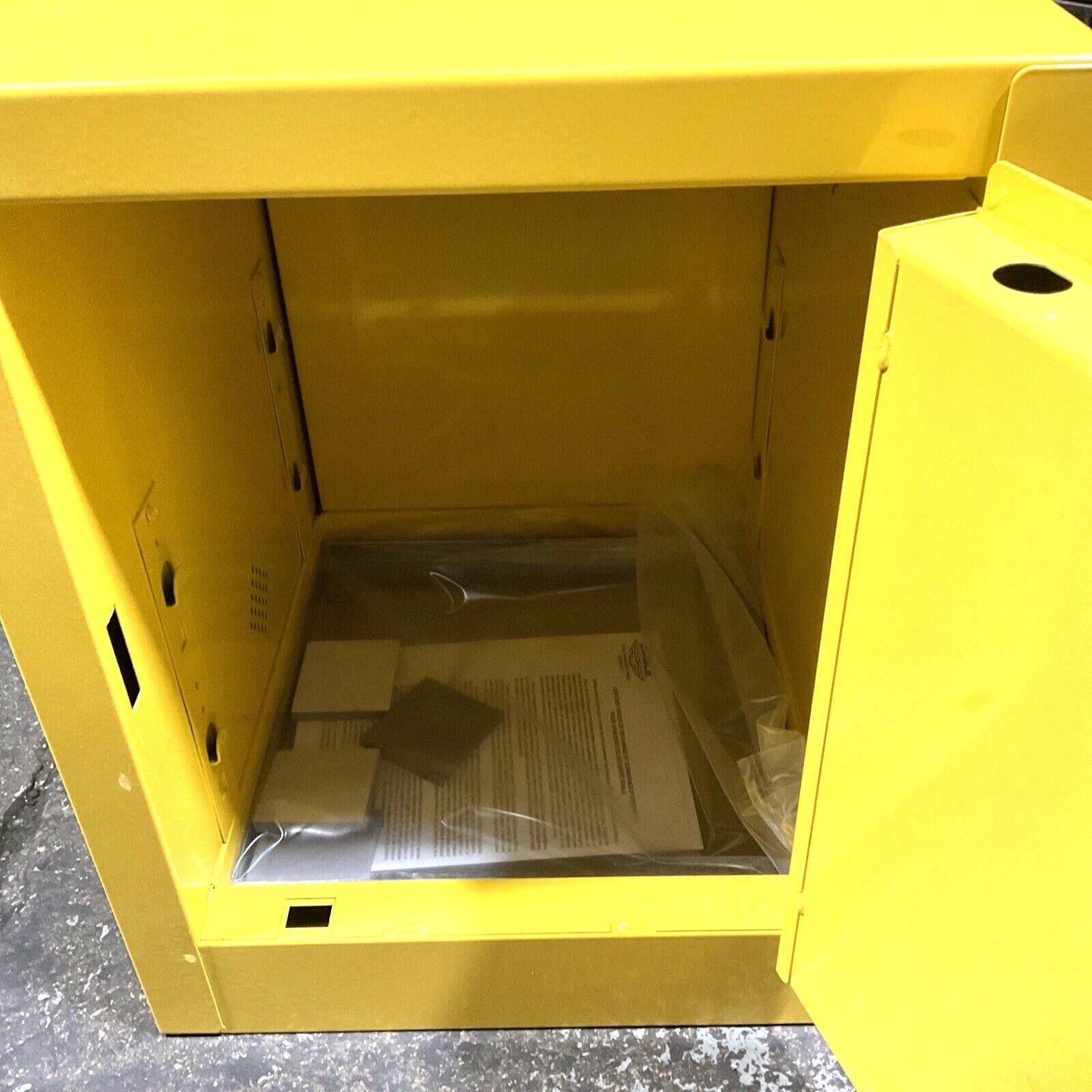 EAGLE MFG. 1904 SAFTEY STORAGE CABINET 4 GALLON