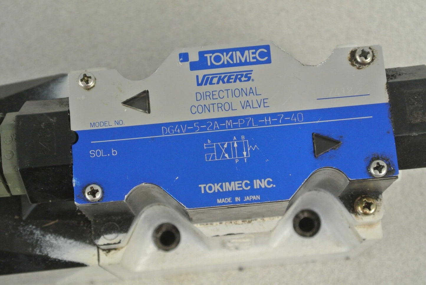TOKIMEC / VICKERS DG4V-S-2A-M-P7L-H-7-40 DIRECTIONAL CONTROL VALVE / 24VDC COIL