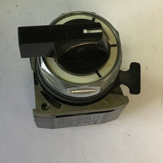 CUTLER HAMMER E22VBM3H SELECTOR SWITCH 3POS 6A 110V