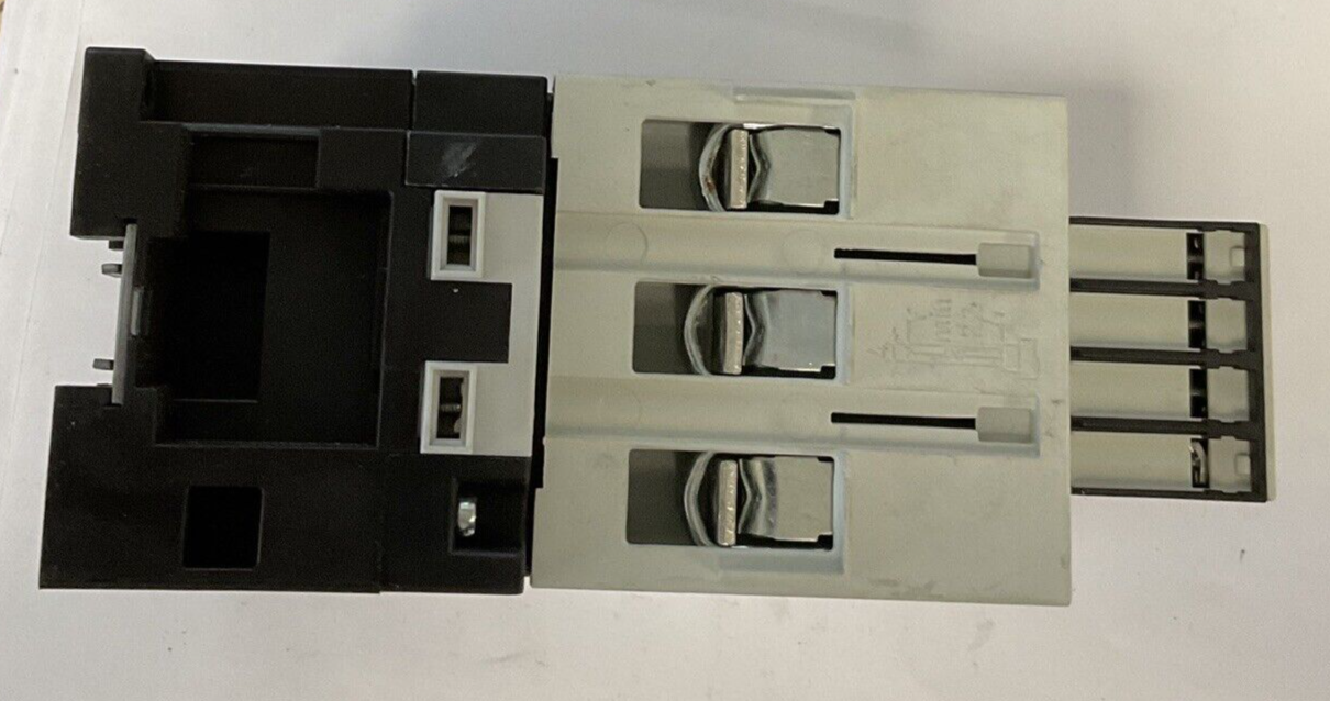 SIEMENS 3RT1045-1AB00 CONTACTOR 600V 24VDC 50HZ W/ 3RH1921-1HA22