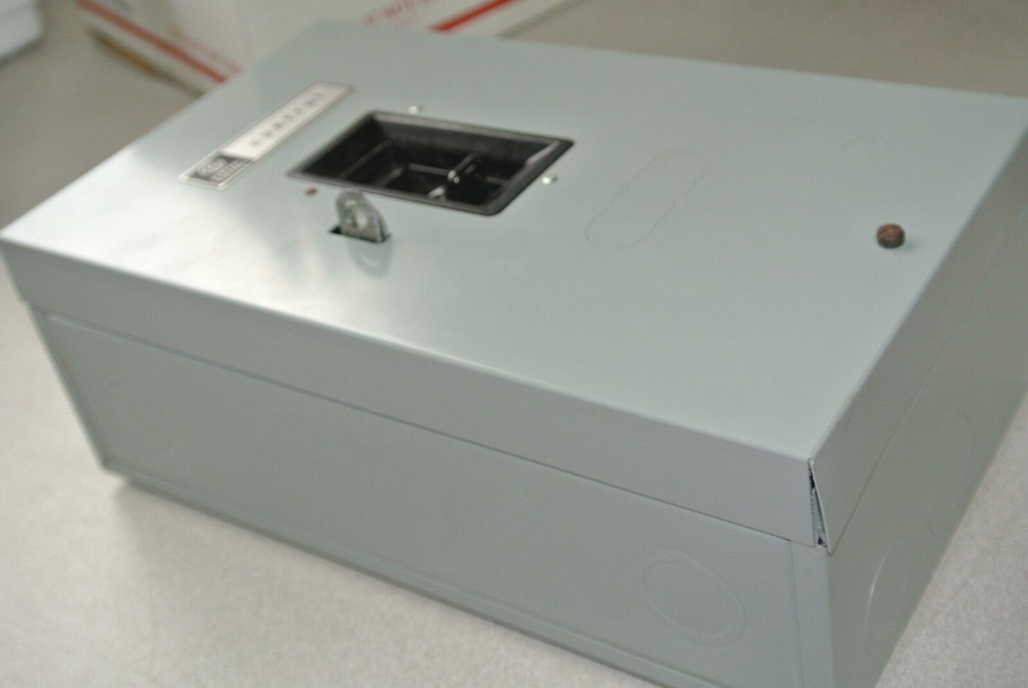 GE CR1062S5A - MANUAL MOTOR STARTER / TOGGLE SWITCH in ENCLOSURE / NEW SURPLUS