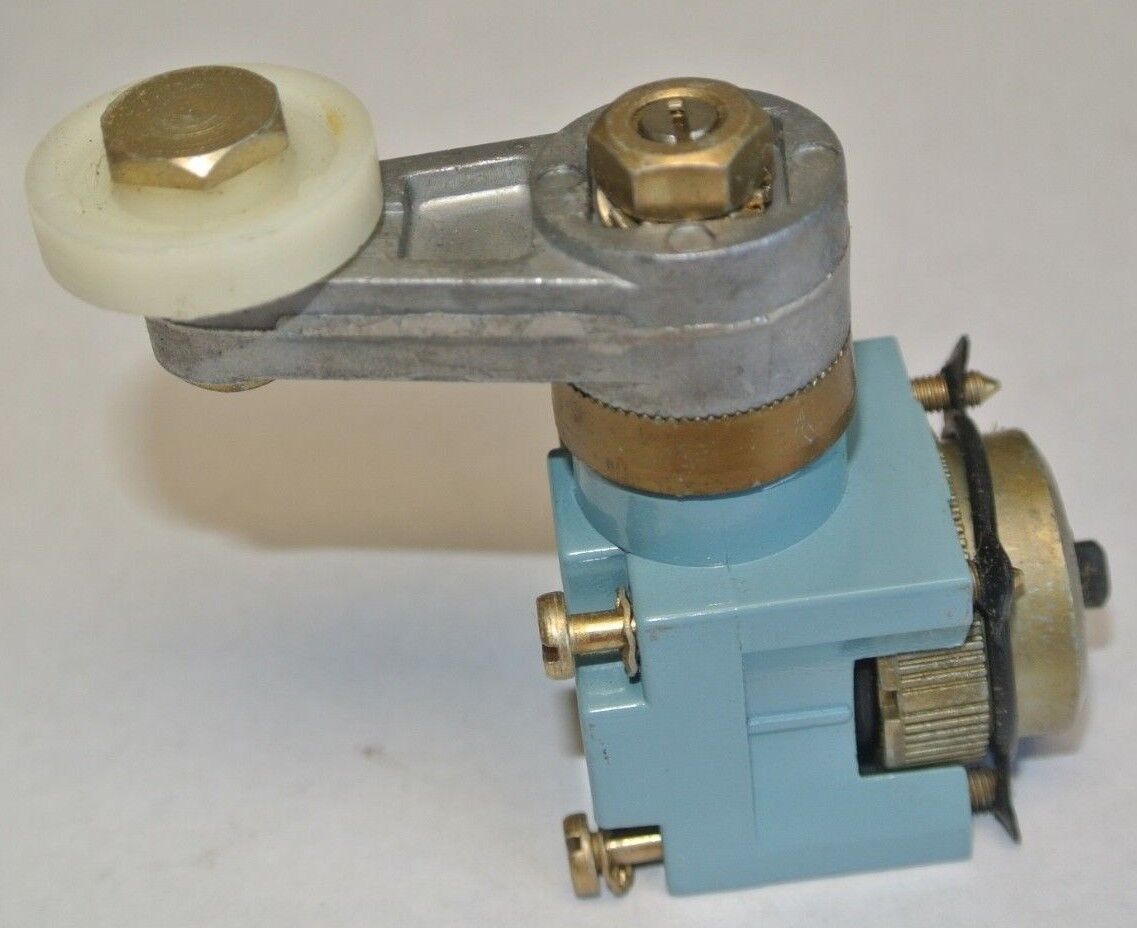 TELEMECANIQUE XCK-D31 LIMIT SWITCH ROLLER-TYPE HEAD - NEW SURPLUS- ZCK-31