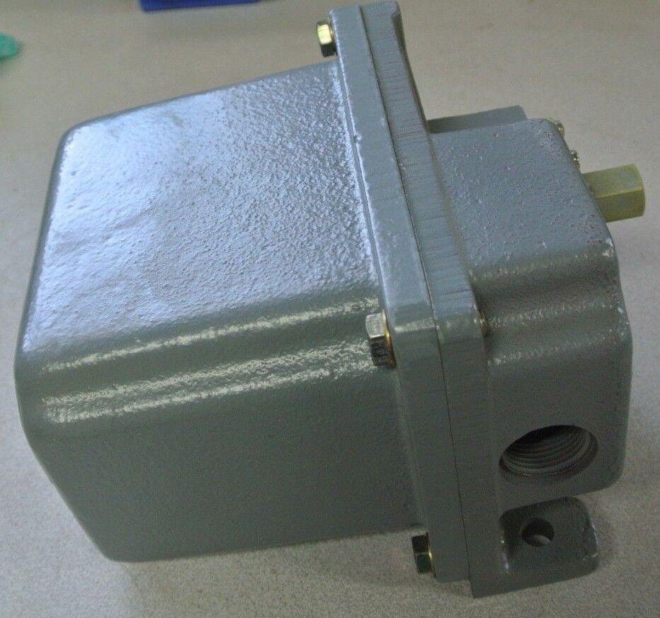 SQUARE D 9012 GAR26 MACHINE TOOL PRESSURE SWITCH, TYPE G - NEW SURPLUS
