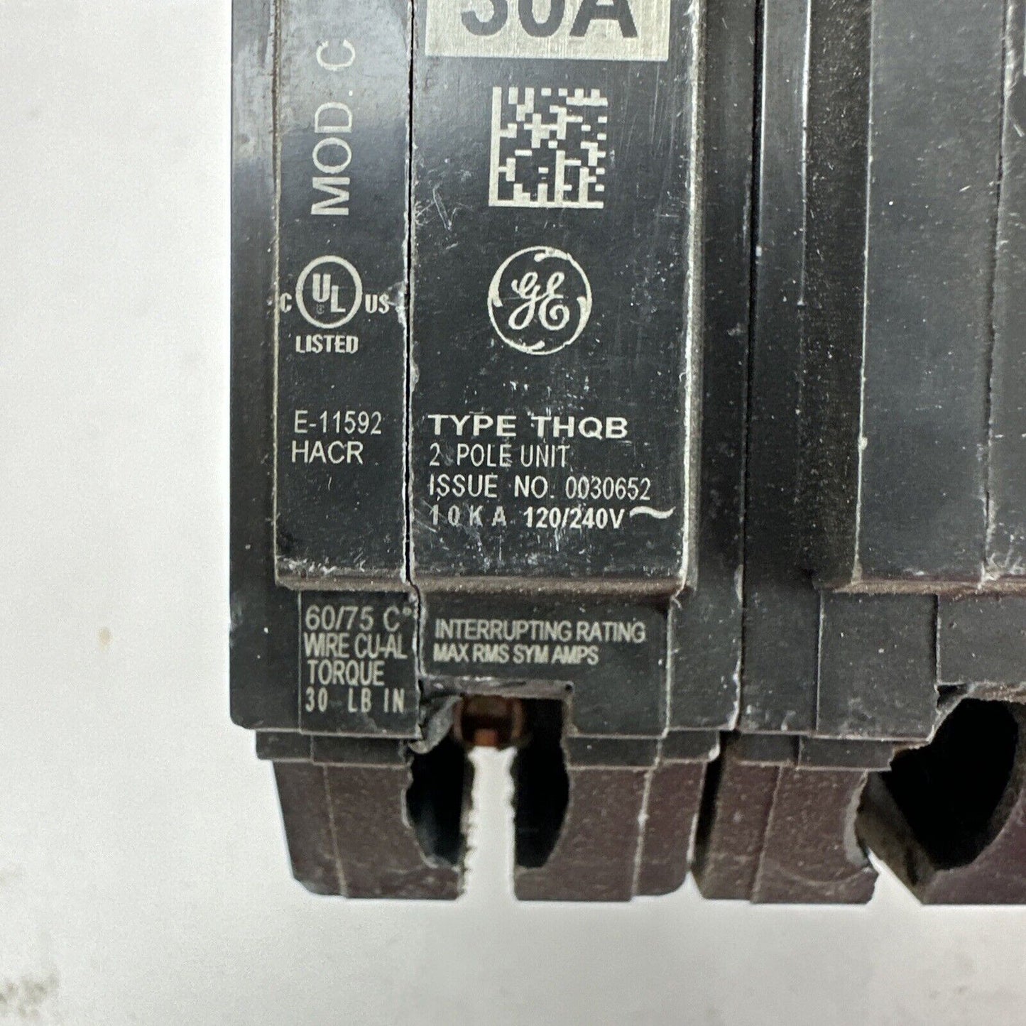 GE THQB2130 CIRCUIT BREAKER 30AMP 2POLE 120/240VAC HAS CRACKED/CHIPPED PLASTIC