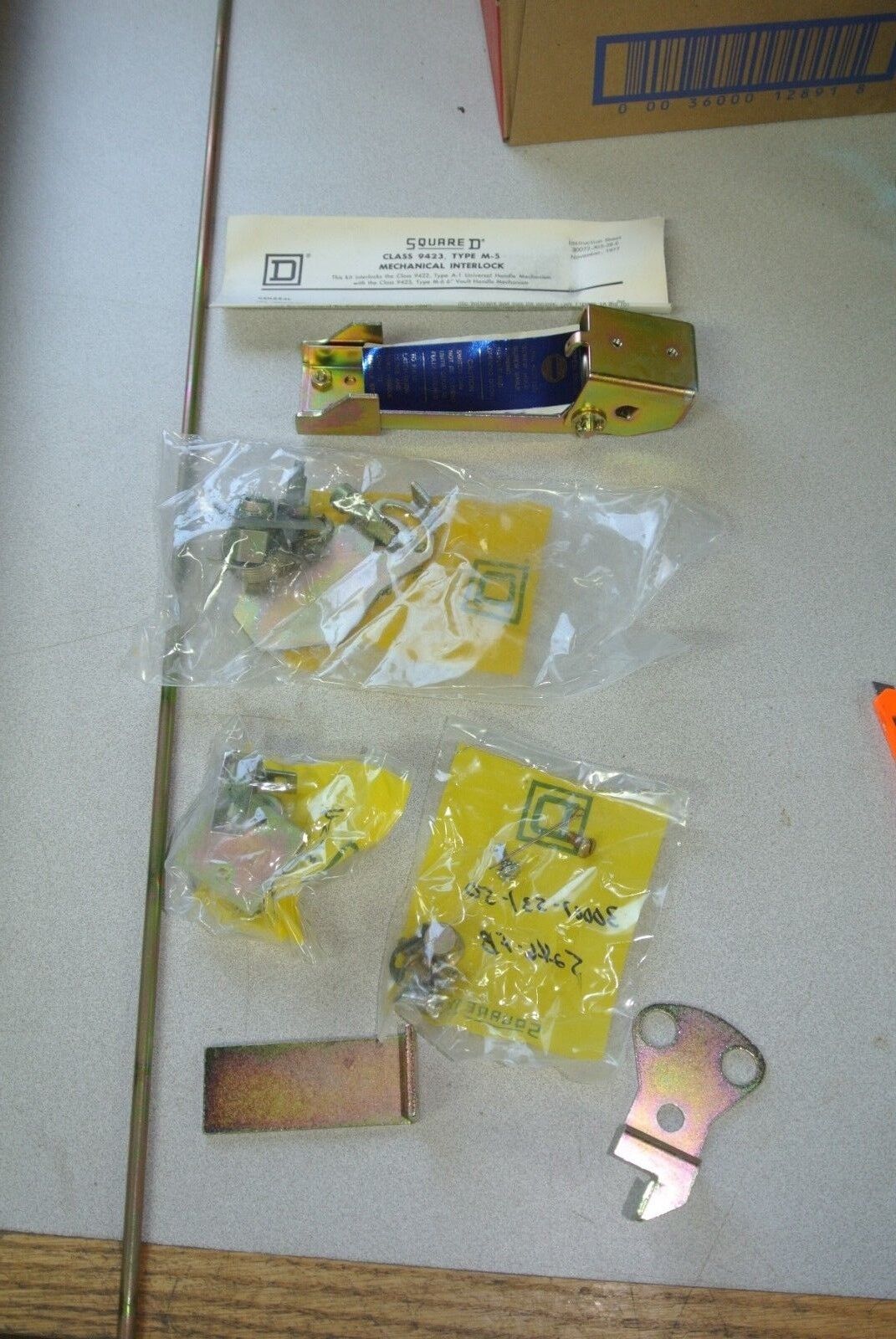 SQUARE D 9423 M-5 - DOOR CLOSING MECHANISM MECHANICAL INTERLOCK - NEW SURPLUS