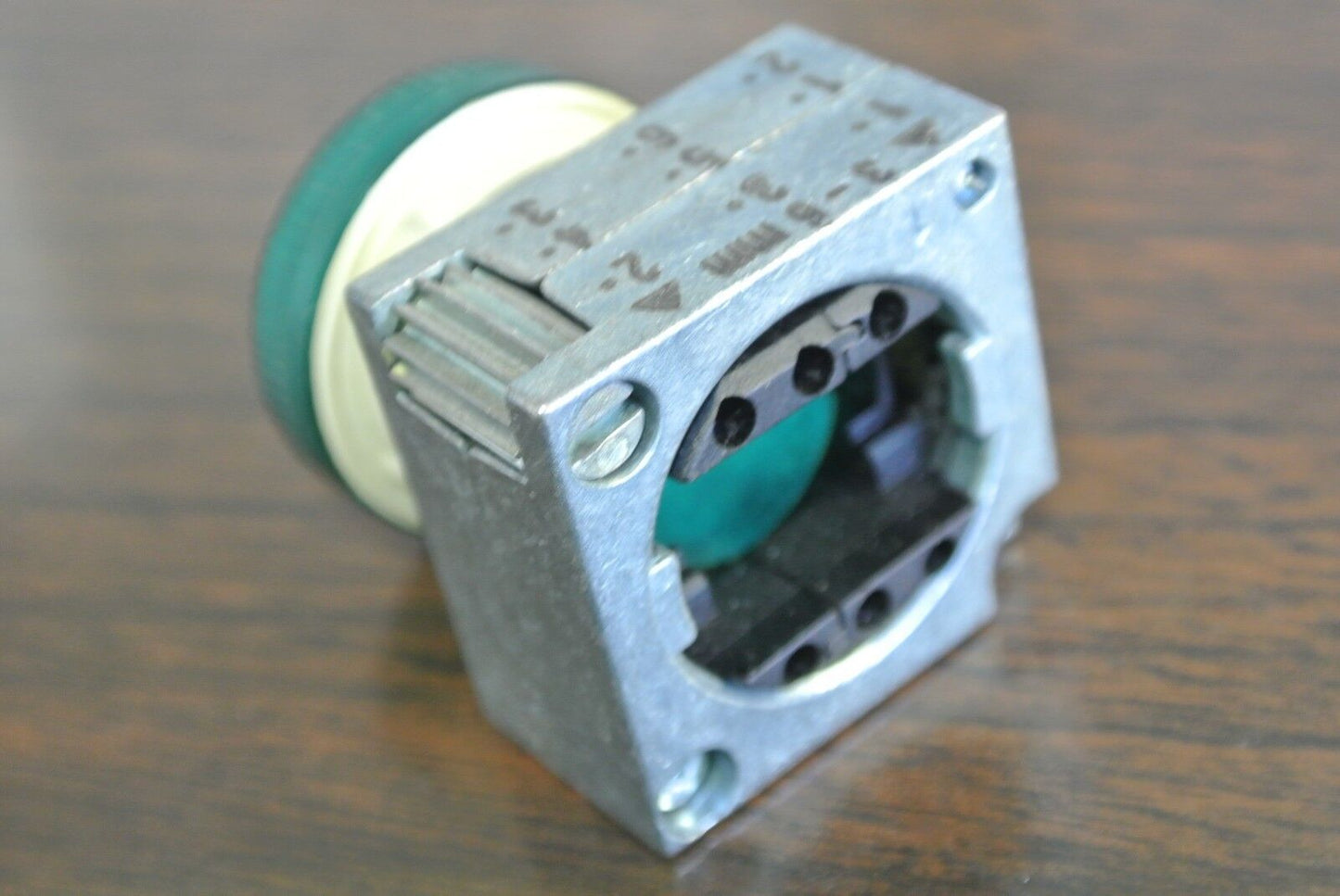 SIEMENS 3SB3501-6BA40 - PILOT LIGHT w/ CONC. RING - GREEN - NEW SURPLUS