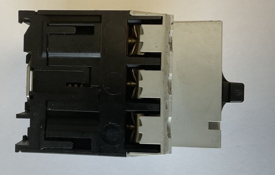 MOELLER PKZM0-2.5 CIRCUIT BREAKER MOTOR SER.3(1) SER.2(1) 600VAC ***LOTOF2***