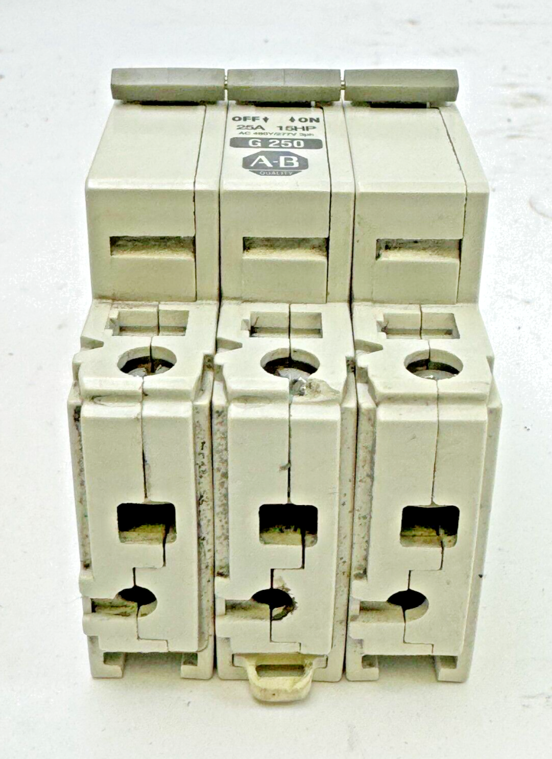 ALLEN-BRADLEY - 1492-CB3-G250 SER. C - MOTOR CONT. - 3 P, 25 A, 277 V, 10HP, 3PH