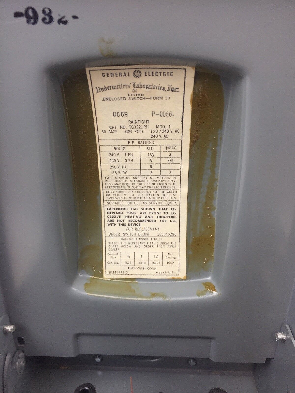 GE TG3221RH GENERAL DUTY SAFETY SWITCH 3SN POLES 120-240 VOLTS 240AC 30AMPS