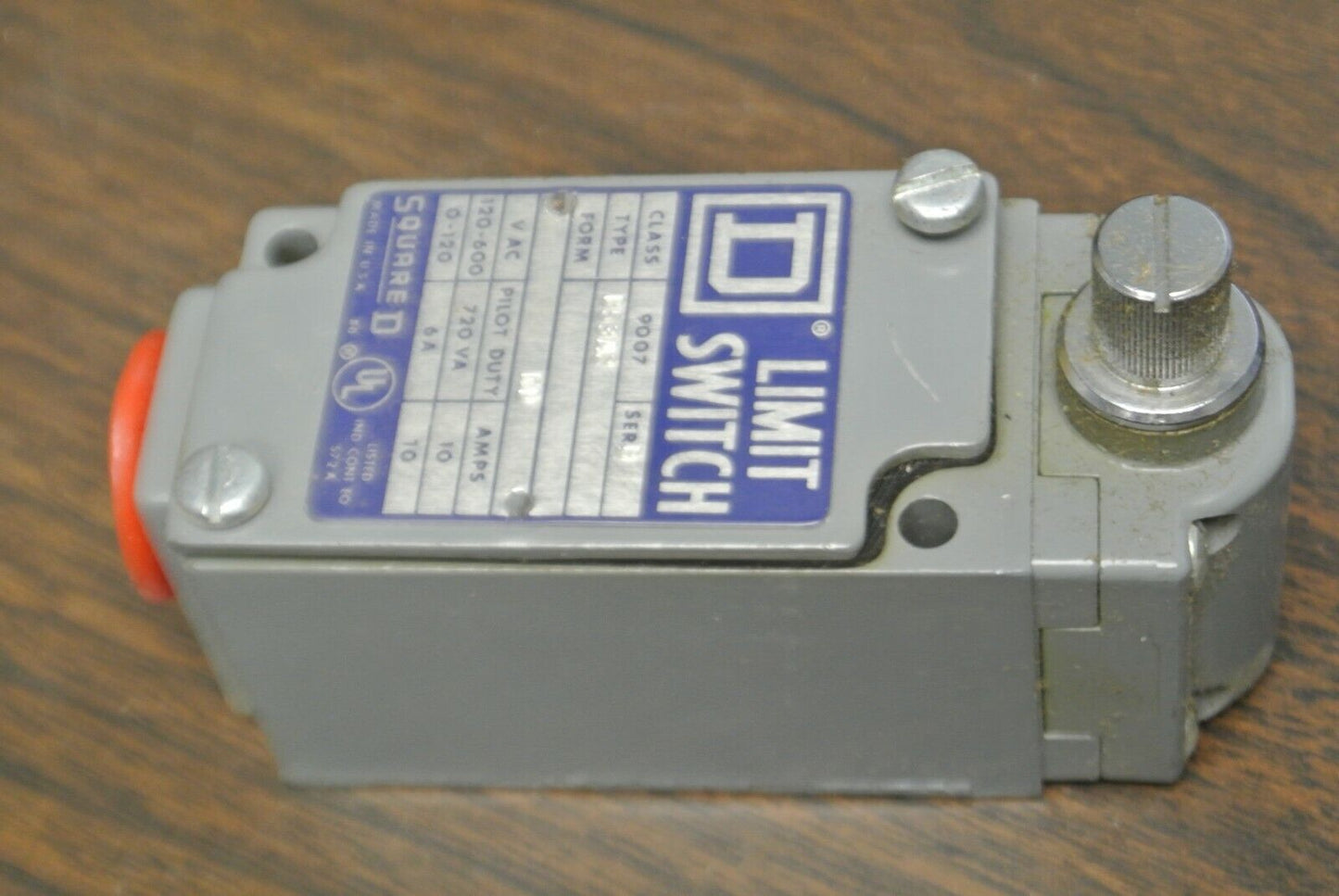SQUARE D B53A2 HEAVY DUTY LIMIT SWITCH / 0-600V / 10A / NEW SURPLUS