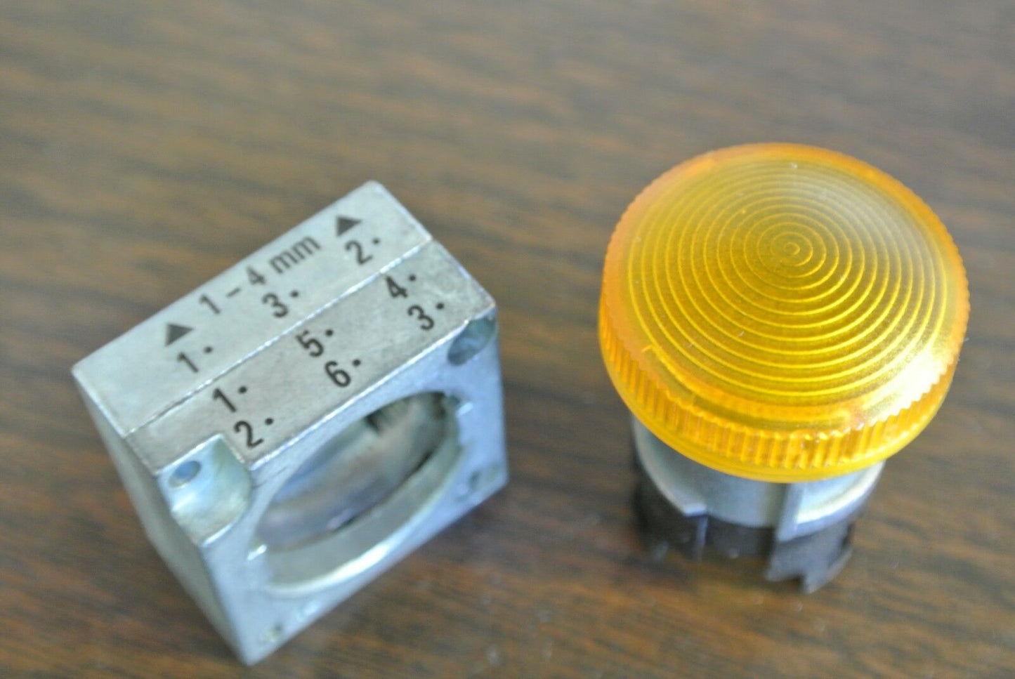 SIEMENS 3SB3501-6BA00 - PILOT LIGHT w/ CONC. RING - AMBER - NEW SURPLUS