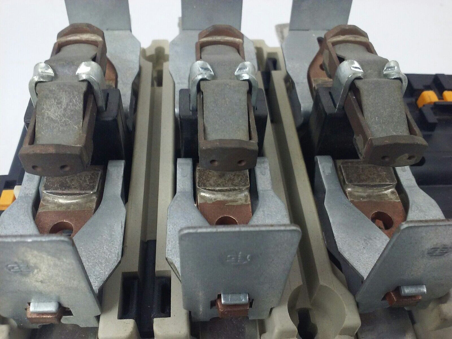 TELEMECANIQUE LC1F265 CONTACTOR, 3PH 600VAC 285A 200HP W/ 24V 40/400HZ COIL