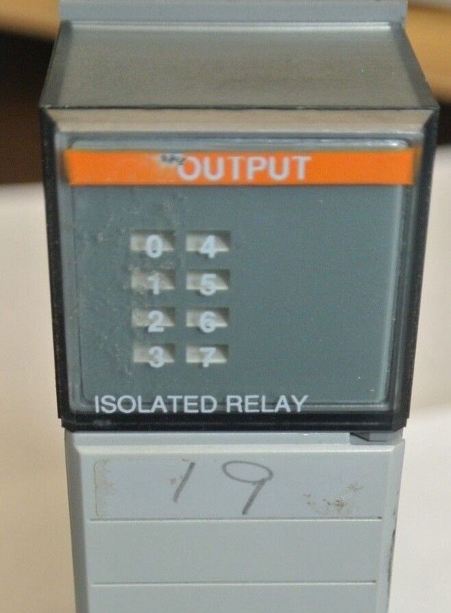 ALLEN-BRADLEY 1746-OX8 Ser. A- SLC500 OUTPUT MODULE - 5-250VAC, 5-125VDC