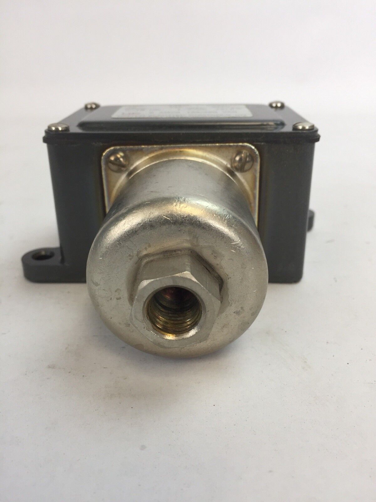 UNITED ELECTRIC CONTROLS J6 9515 142 PRESSURE SWITCH 0-18PSI 5AMP 125/250VAC