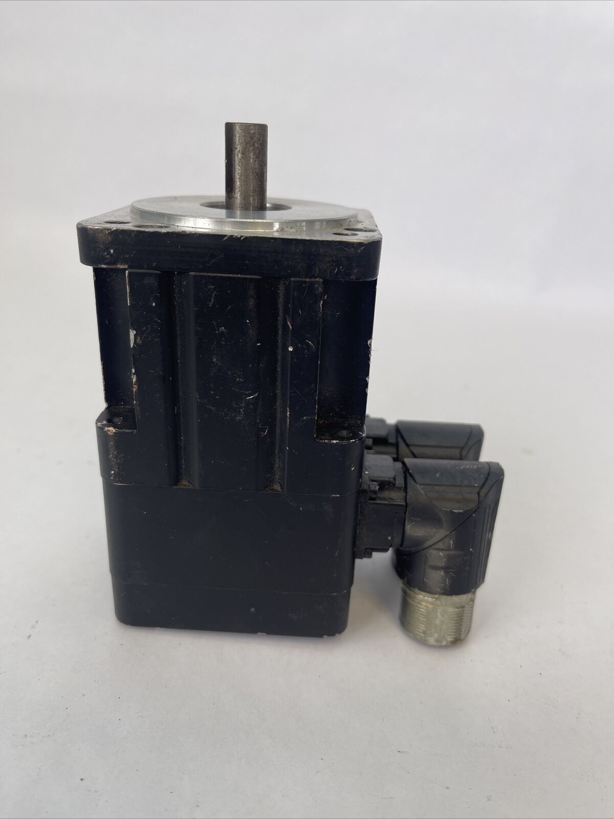 ALLEN BRADLEY MPL-B210V-EJ72AA SERVO MOTOR SER A 8000RPM 0.37kW 460V RMS L-L 3PH