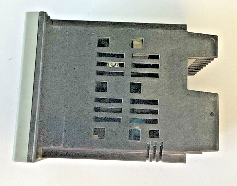HONEYWELL DC2500-CE-0A00-200-00000-00-0 TEMPERATURE CONTROLLER 250VAC 50/60HZ