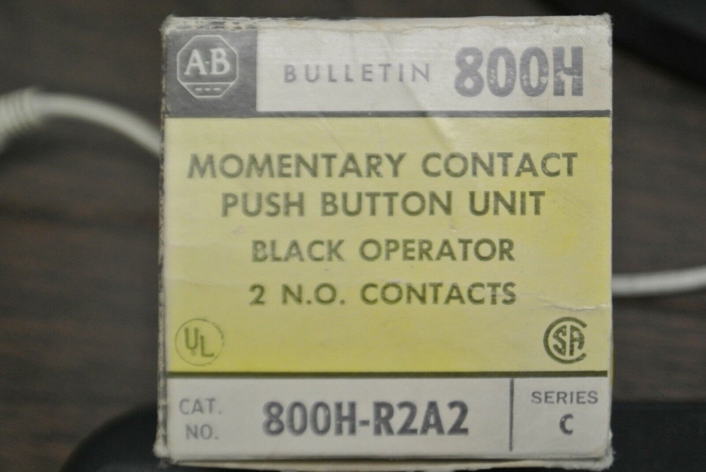 ALLEN-BRADLEY 800H-R2A2 MOMENTARY CONTACT PUSH BUTTON / BLACK / NEW SURPLUS