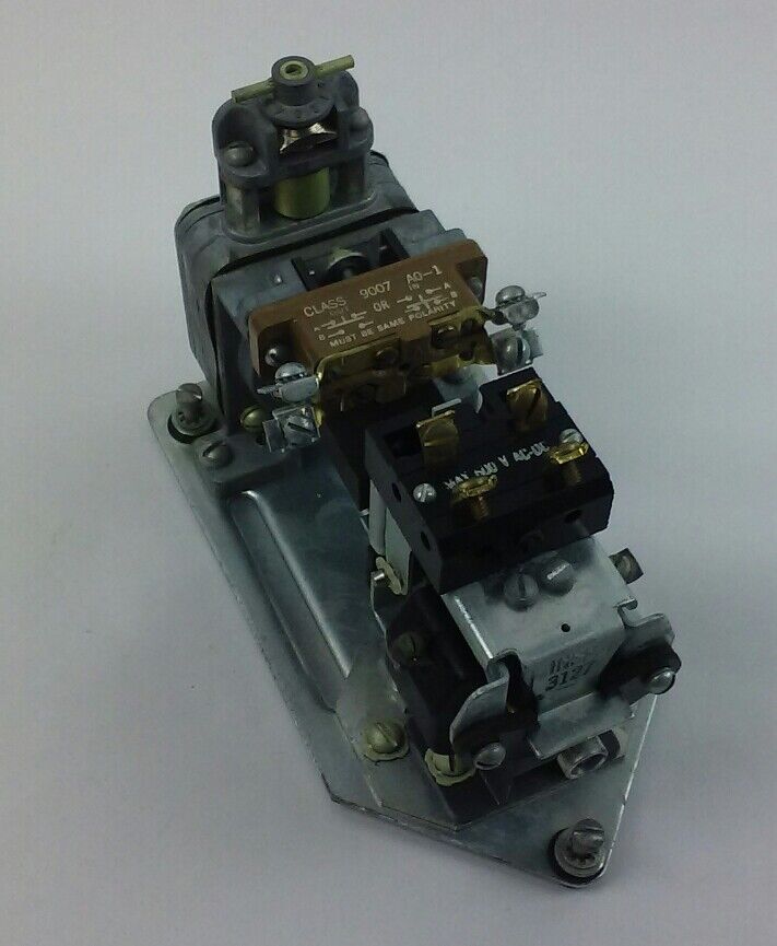Square D AC Pneumatic Timing Relay 9050 RO-12E 1 POLE 15 AMP 110V (9050RO12E)