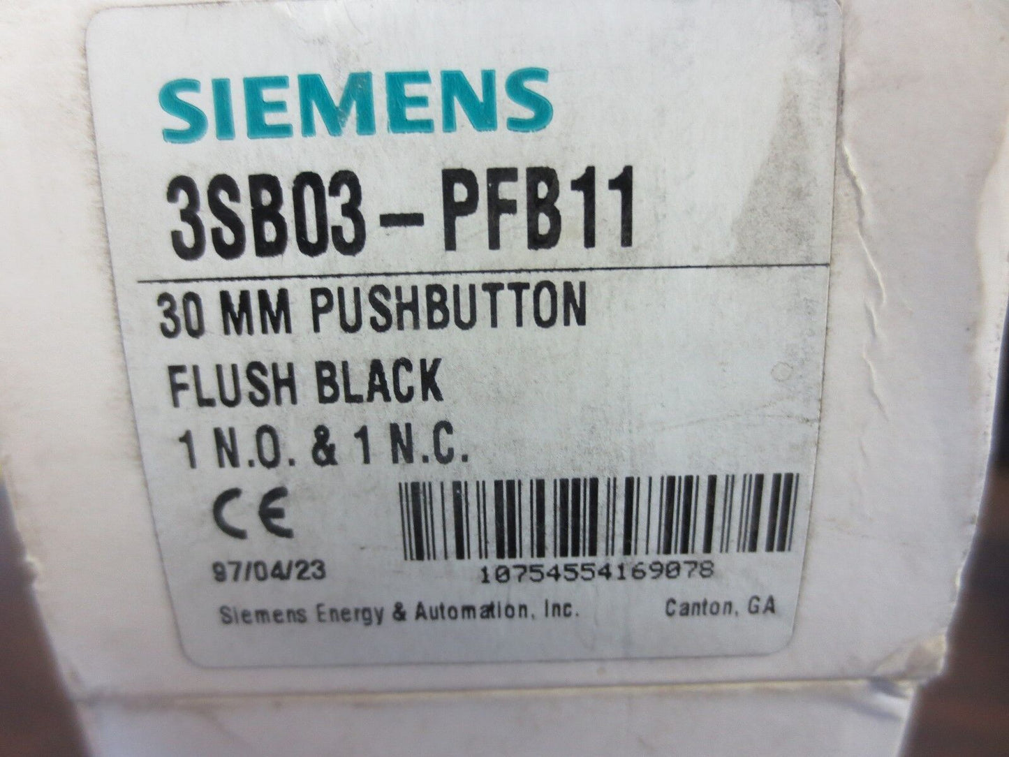 SIEMENS 3SB03-PFB11 PUSHBUTTON, 30mm, FLUSH, BLACK - NEW SURPLUS