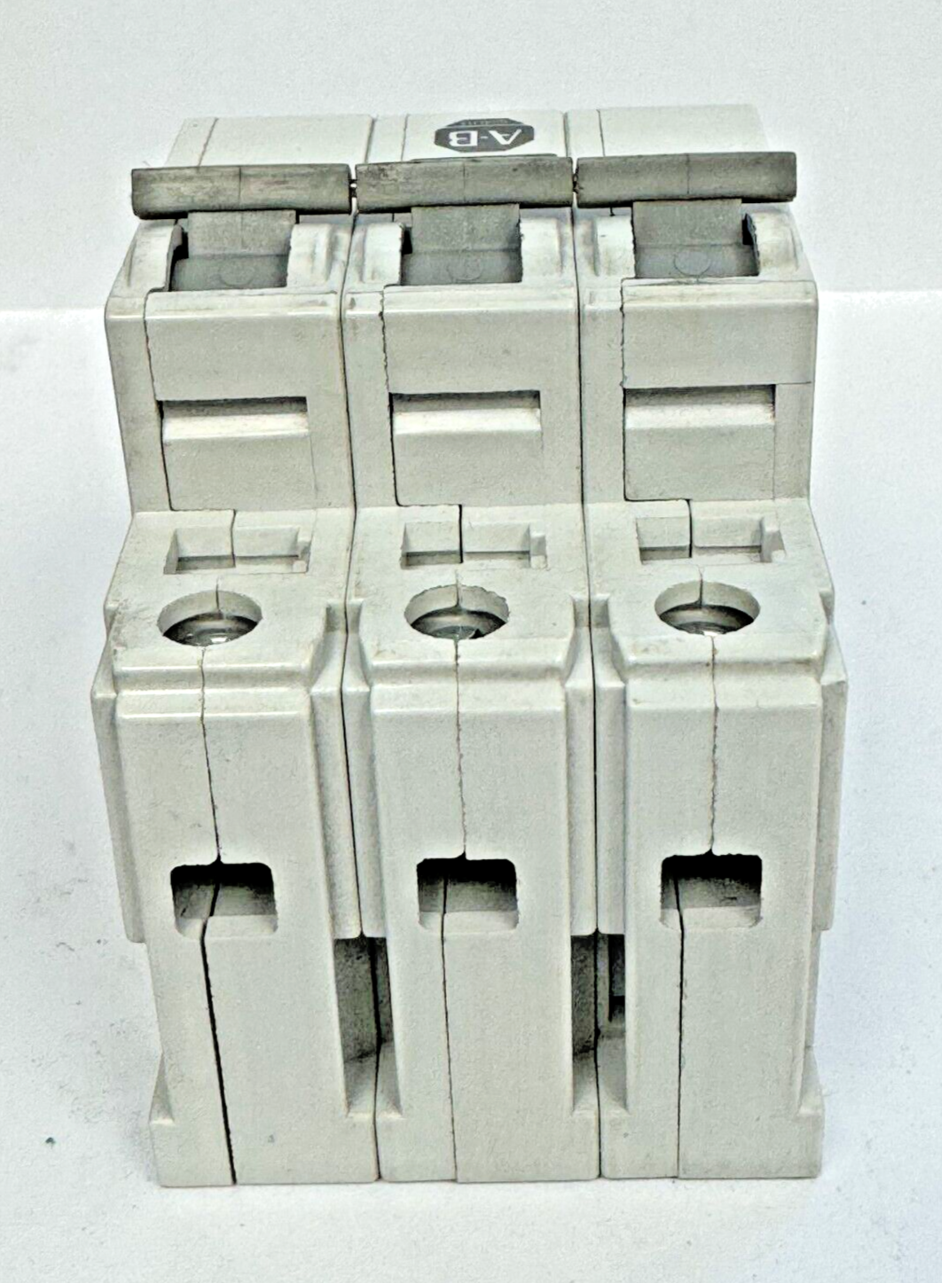 ALLEN-BRADLEY - 1492-CB3-G070 SER. C - MOTOR CONT. - 3 P, 7 A, 277 V, 3 HP, 3PH