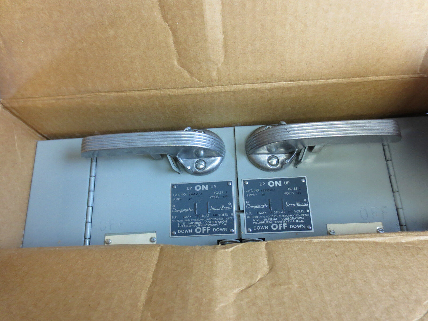 I-T-E V7B2211LR VACU BREAK PANELBOARD & SWITCHBOARD 240V 30-30A SURPLUS NEW