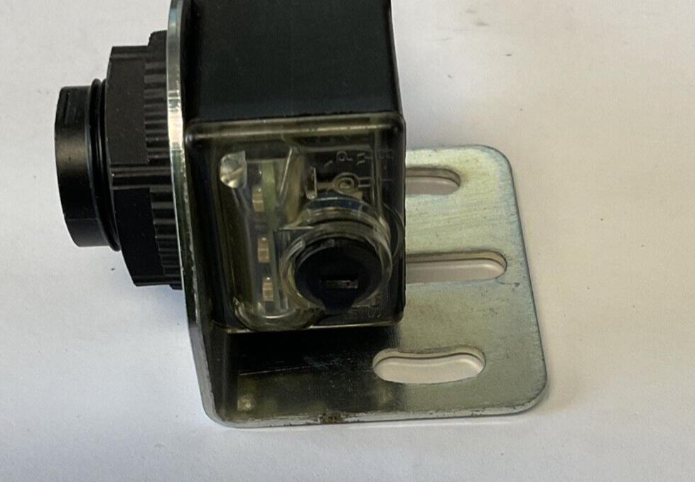 ALLEN BRADLEY 42EF-D1JBAK-F4 PHOTOSWITCH DIFFUESE SENSOR 0.5MM 11-30VDC SER.A6
