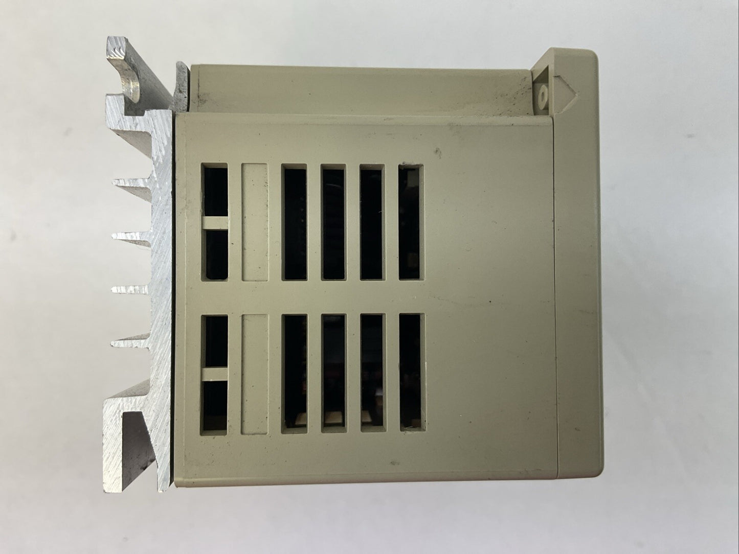 YASKAWA CIMR-V7AM20P2 AC DRIVE OUTPUT 3PH 0-230VAC 0-400HZ 1.6A INPUT 200-230VAC6